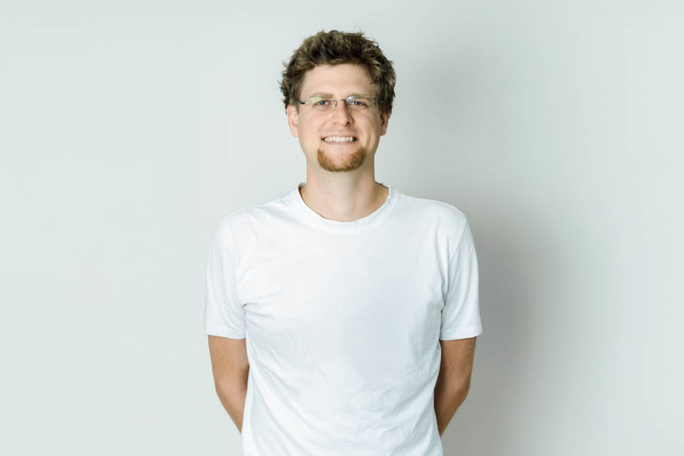 Portraitfoto Sebastian Frank mit Kamera