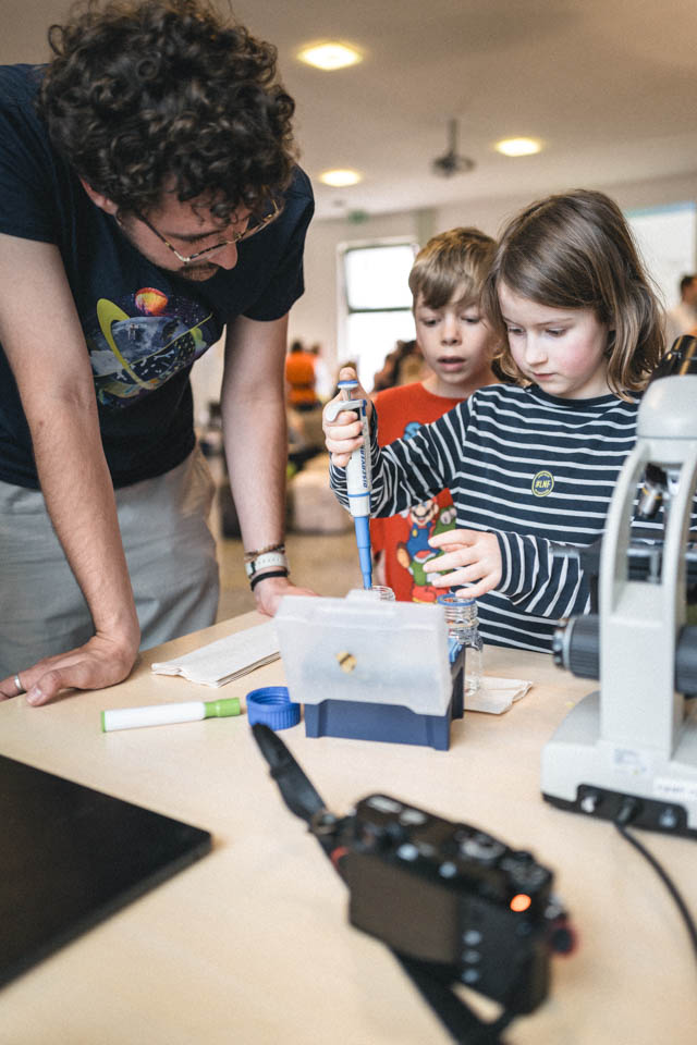 Kinder führen angeleitete Experimente durch