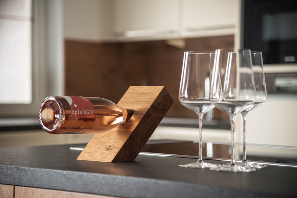 Weinflaschen-Ständer aus Holz „schwebende Weinflasche“ in der Küche mit Gläsern